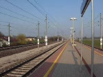 Mit ganz exakt 200 Stundenkilometern passiert eine Railjet-Doppelgarnitur auf dem Weg von Wien West nach Mnchen die Haltestelle Krenstetten-Biberbach, welche an der Westbahnstrecke zwischen Amstetten und St. Valentin liegt (6.4.2009).